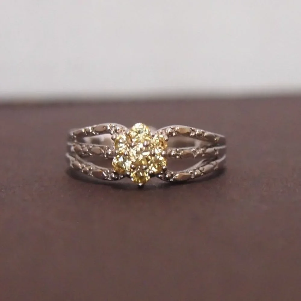 * WoW* Stunning Flower Shaped Canary Diamonds Fashion / Friendship Ring *WoW*